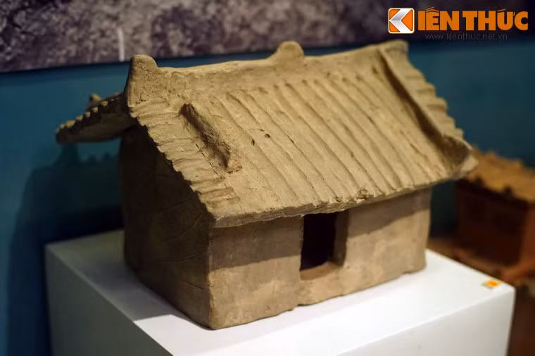 Mô hình nhà bằng đất nung, niên đại thế kỷ 1-3, khai quật tại Thiệu Dương, Thanh Hóa năm 1961. Mô hình nhà là đồ tùy táng phổ biến trong các ngôi mộ gạch 10 thế kỷ đầu công nguyên. Đây là những tư liệu quý để tìm hiểu về đời sống, xã hội, kiến trúc... Việt Nam thời kỳ này.