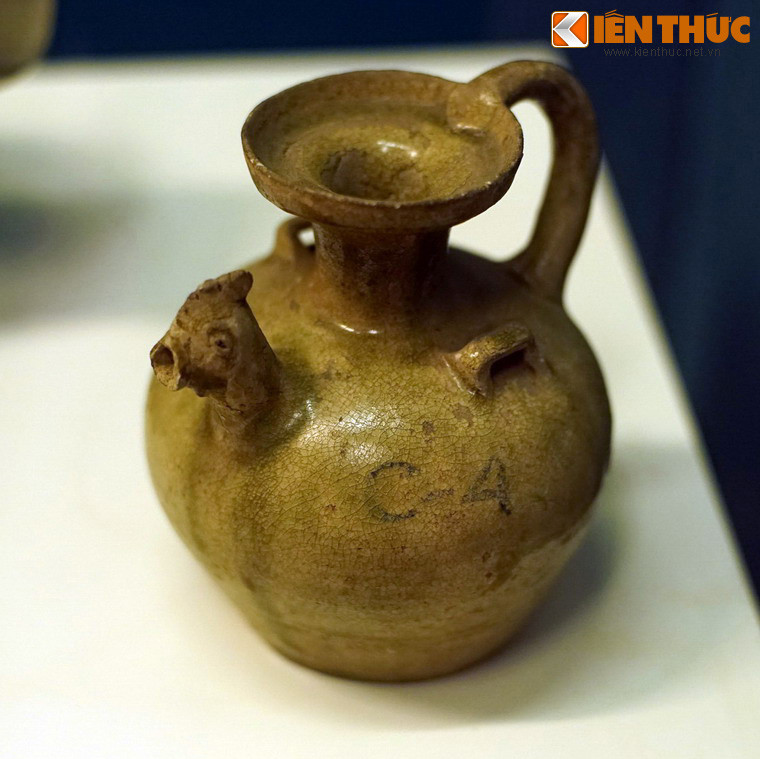 Ấm có vòi hình đầu gà bằng gốm men xanh ngả vàng, niên đại thế kỷ 5-6. Sự có mặt của hai dòng gốm cũ và mới cho thấy sức sống mạnh mẽ của truyền thống dân tộc cùng sự giao lưu, tiếp thu những tinh hoa văn hóa phương Bắc.