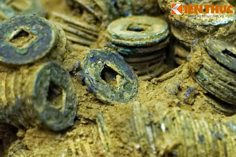 Tiền Ngũ Thù (trọng lượng 5 thù, tương đương 3,23 gram) là những đồng tiền đầu tiên được lưu hành ở Việt Nam. Việc sử dụng tiền tệ thay cho trao đổi vật ngang giá là một bước tiến quan trọng trong nền kinh tế - xã hội đương thời.