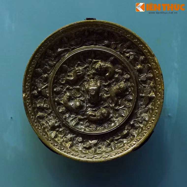 Gương đồng niên đại thế kỷ 1-3, sưu tầm ở Hà Nội năm 1935. Đây là vật dụng thường ngày và cũng là sản phẩm nghệ thuật tinh xảo, phản ánh con mắt thẩm mỹ tinh tế của người xưa.