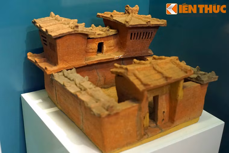 Mô hình nhà bằng đất nung, niên đại thế kỷ 1-3 được tìm thấy ở Cầu Giấy, Hà Nội tháng 3/1936, một cổ vật tiêu biểu của Việt Nam giai đoạn 10 thế kỷ đầu công nguyên.