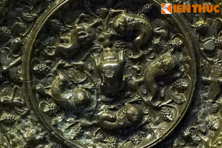 Cận cảnh các họa tiết trang trí trên mặt sau của chiếc gương đồng nghìn tuổi.