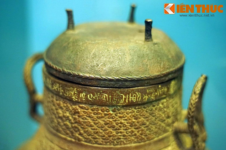 Điểm đặc biệt của chiếc bình là trên một nửa vành miệng có khắc một hàng minh văn gồm 14 chữ Hán cổ.