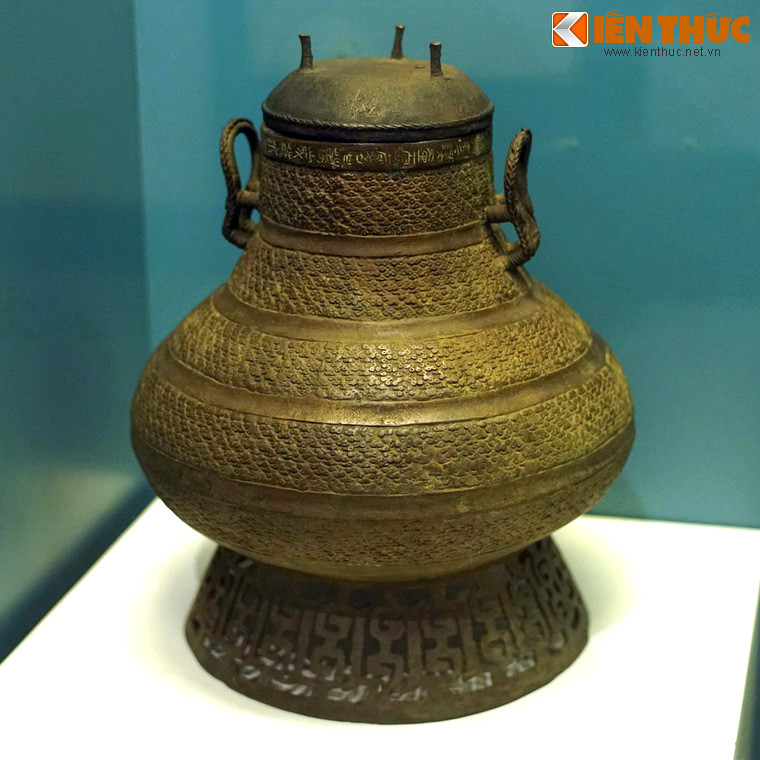 Bình đồng niên đại thế kỷ 1-3, khai quật tại Phú Xuyên, Hà Nội. Chiếc bình có phong cách trang trí, kỹ thuật đúc mang nhiều nét của văn hóa Đông Sơn, chứng minh cho sự bảo tồn của văn hóa Đông Sơn cho đến những thế kỷ đầu công nguyên.