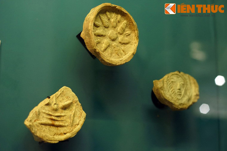 Ngói ống và đầu ngói ống, niên đại thế kỷ 3-4, khai quật tại Luy Lâu, Bắc Ninh năm 2014. Các loại vật liệu xây dựng phong phú, được tìm thấy với số lượng lớn cho thấy Luy Lâu thực sự là trung tâm chính trị, kinh tế, văn hóa lớn ở Việt Nam 10 thế kỷ đầu công nguyên.