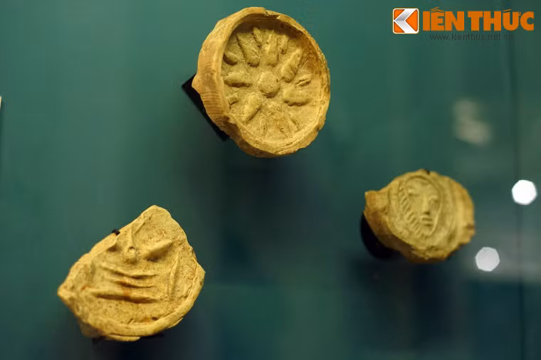 Ngói ống và đầu ngói ống, niên đại thế kỷ 3-4, khai quật tại Luy Lâu, Bắc Ninh năm 2014. Các loại vật liệu xây dựng phong phú, được tìm thấy với số lượng lớn cho thấy Luy Lâu thực sự là trung tâm chính trị, kinh tế, văn hóa lớn ở Việt Nam 10 thế kỷ đầu công nguyên.