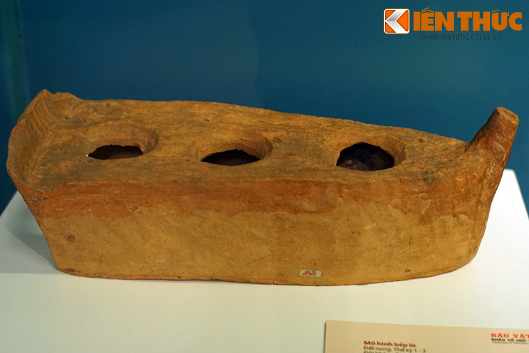 Mô hình bếp lò bằng đất nung, niên đại thế kỷ 1-3, khai quật tại Thiệu Dương, Thanh Hóa năm 1965. Các hiện vật trong bài được trưng bày tại Bảo tàng Lịch sử Quốc gia Việt Nam ở Hà Nội.