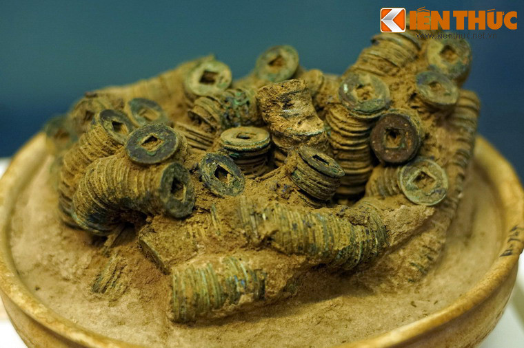 Chậu tiền Ngũ Thù, niên đại thế kỷ 1-3, khai quật ở Phú Xuyên, Hà Nội. Cùng với Nhật Bản, Triều Tiên, Việt Nam là một trong những quốc gia sớm du nhập và sử dụng loại tiền tròn lỗ vuông từ Trung Hoa cổ đại.