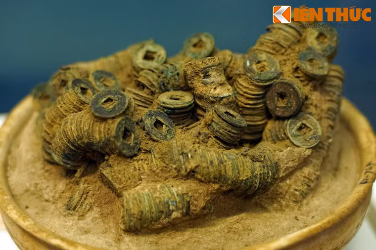 Chậu tiền Ngũ Thù, niên đại thế kỷ 1-3, khai quật ở Phú Xuyên, Hà Nội. Cùng với Nhật Bản, Triều Tiên, Việt Nam là một trong những quốc gia sớm du nhập và sử dụng loại tiền tròn lỗ vuông từ Trung Hoa cổ đại.