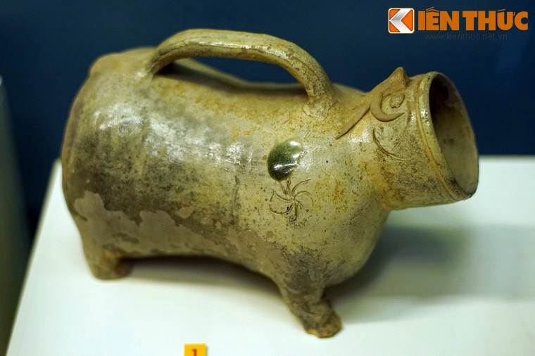 Bình hình thú bằng gốm, niên đại thế kỷ 5-6, khai quật tại xã Ninh Sơn, Chương Mỹ, Hà Nội. Trong giai đoạn 10 thế kỷ đầu công nguyên, nghề gốm Việt Nam tiếp tục phát triển. Bên cạnh nghề sản xuất gốm Đông Sơn truyền thống đã xuất hiện dòng gốm mới là gốm phủ men.