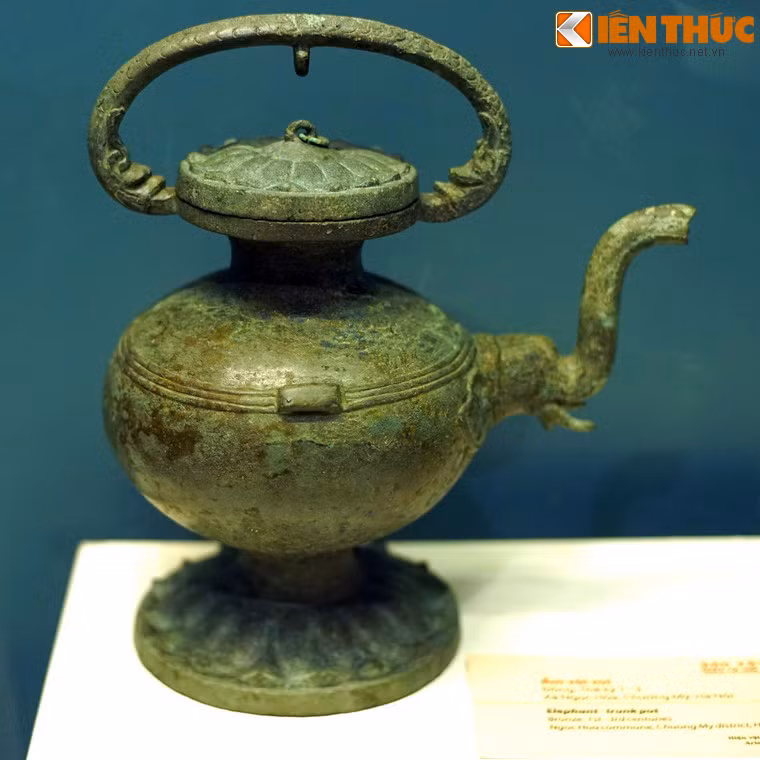 Ấm vòi voi bằng đồng, niên đại thế kỷ 1-3, khai quật tại xã Ngọc Hòa, Chương Mỹ, Hà Nội. Voi là con vật đặc trưng của các nước Đông Nam Á, trong đó có Việt Nam. Hình tượng voi hầu như không xuất hiện trong văn hóa Trung Hoa các thế kỷ đầu công nguyên.