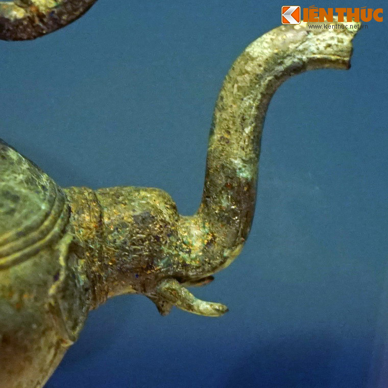 Cận cảnh phần vòi tạo hình đầu voi của chiếc ấm đồng.