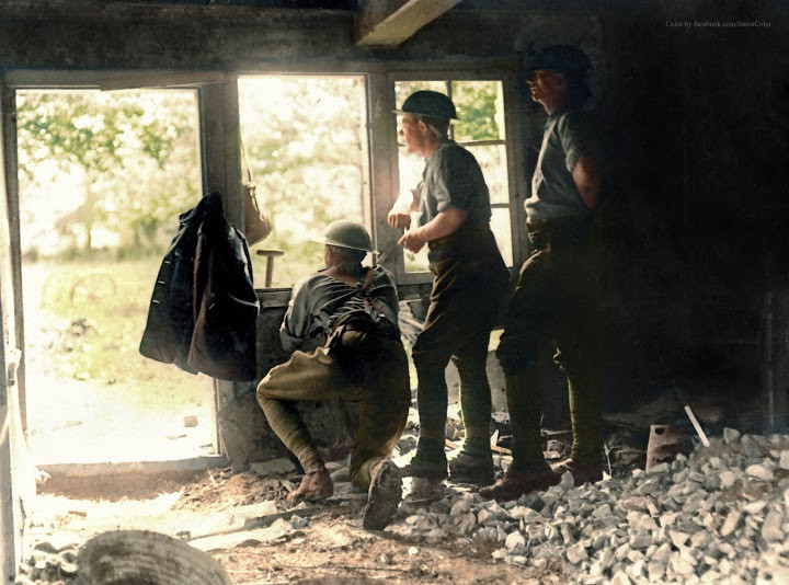 Ba người lính tìm cách quan sát trận địa từ một nhà kho đổ nát ở Pháp trong Thế chiến I, 1917. Ảnh: Imgur.
