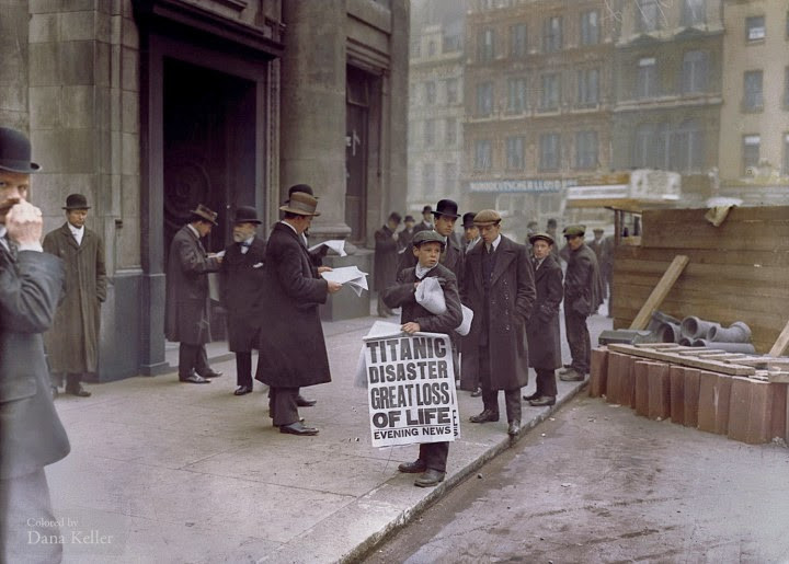 Cậu bé bán báo Ned Parfett bán số báo về thảm họa chìm tàu Titanic, ngày 15/4/1912. Ảnh: Imgur.