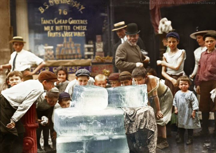 Trẻ em thưởng thức đá lạnh trong đợt nóng ở New York năm 1912. Ảnh: Imgur.