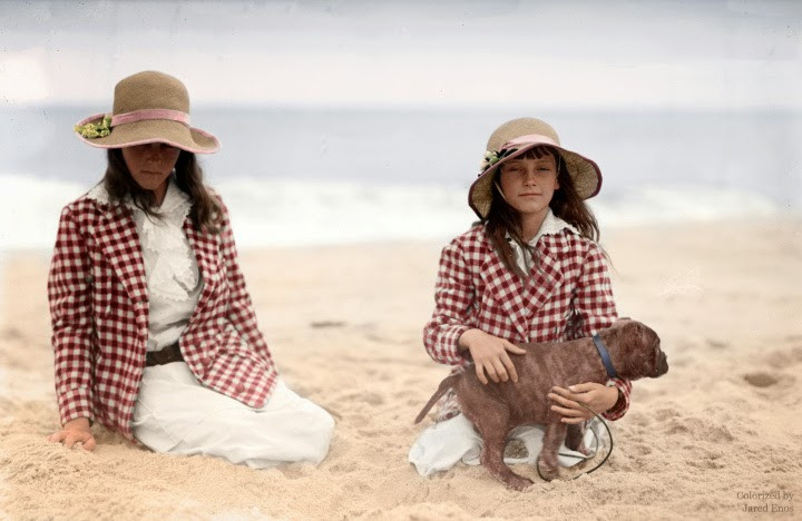 Hai cô bé Jean và Charlotte Potter ngồi ở bãi biển với chó cưng, khoảng năm 1910 -1 915. Ảnh: Imgur.