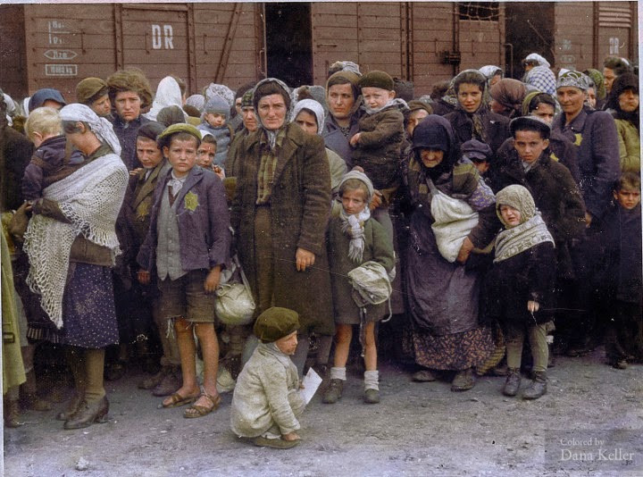 Phụ nữ và trẻ em Do Thái được giải phóng khỏi trại Auschwitz-Birkenau, ở Ba Lan, 1944. Ảnh: Imgur.