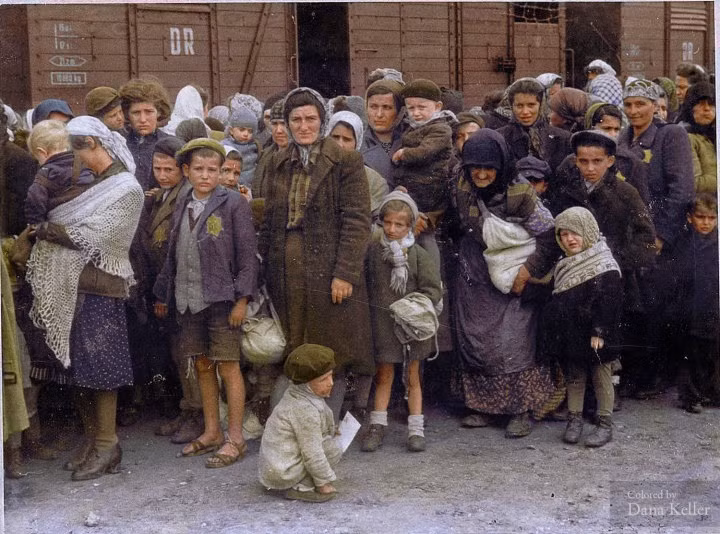 Phụ nữ và trẻ em Do Thái được giải phóng khỏi trại Auschwitz-Birkenau, ở Ba Lan, 1944. Ảnh: Imgur.