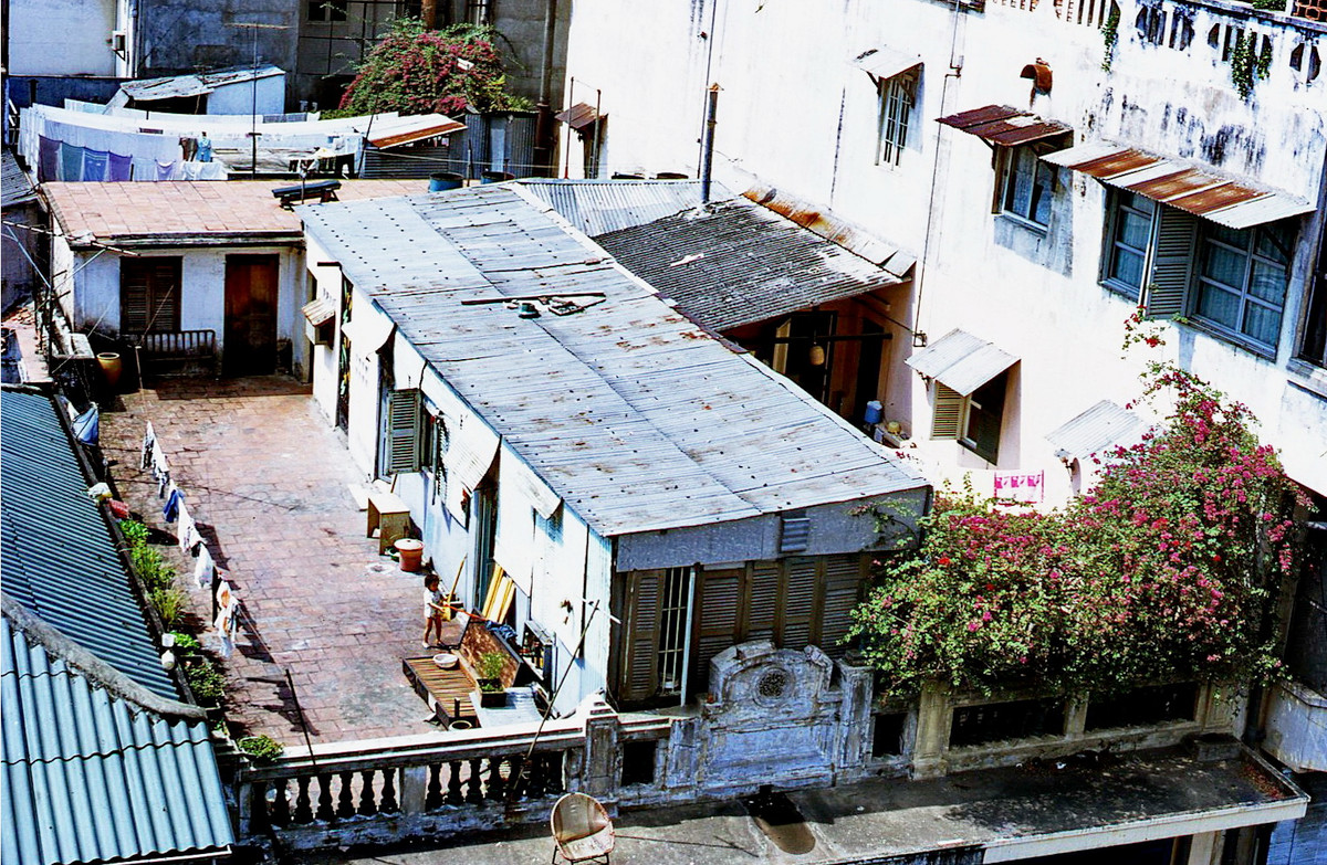 Cận cảnh sân thượng một tòa nhà ở khu vực trung tâm Sài Gòn, nhìn từ một khách sạn cao tầng trên đường Đông Du. Ảnh: Mike Vogt.