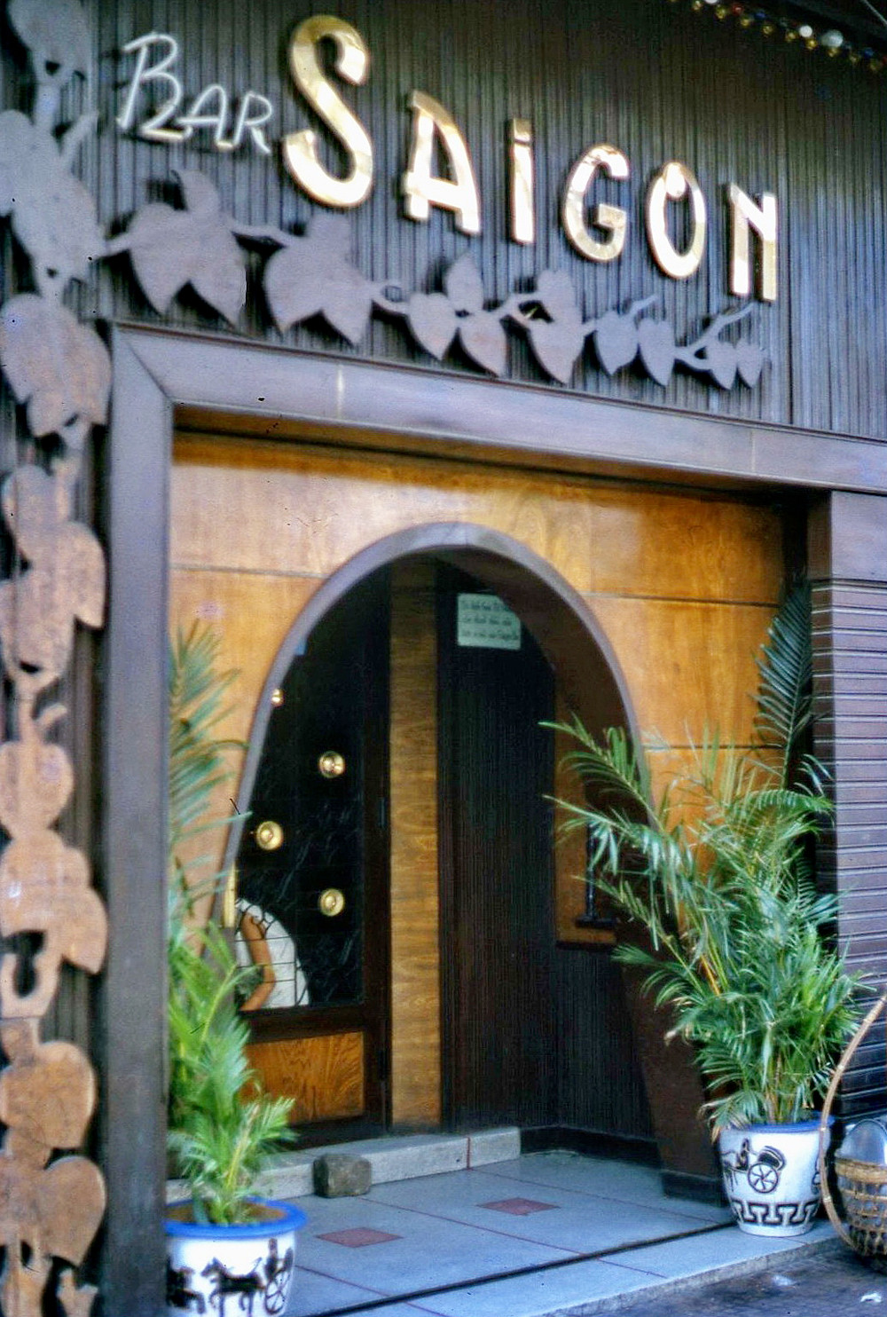 Bên ngoài một quán bar ở Sài Gòn. Ảnh: Mike Vogt.