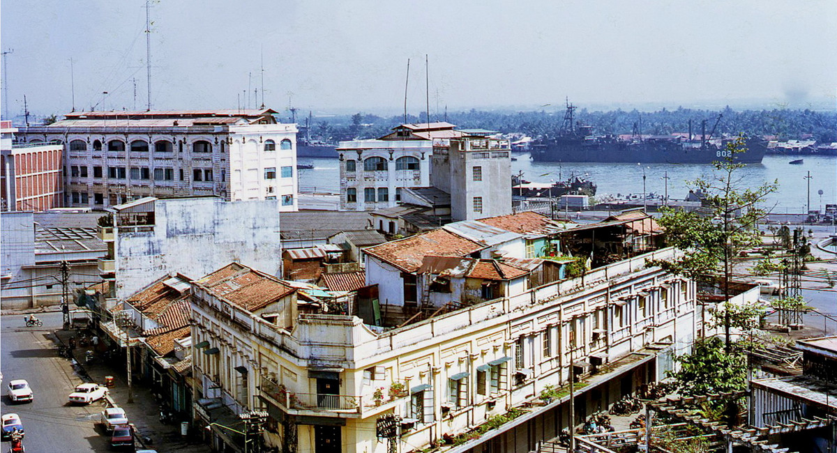 Một hình ảnh khác chụp từ trên cao: Đường Nguyễn Văn Thinh (bên trái, nay là đường Mạc Thị Bưởi) và đường Phan Văn Đạt (bên phải). Đường Phan Văn Đạt thông ra Công trường Mê Linh và bến Bạch Đằng (góc phải). Ảnh: Mike Vogt.