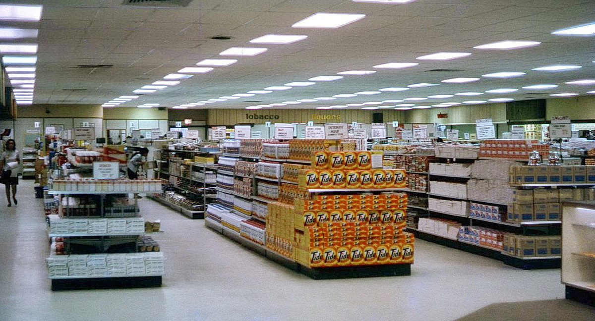 Trong cửa hàng PX ở Chợ Lớn. Cửa hàng PX (Post Exchange) là hệ thống phân phối hàng hóa dành cho quân đội Mỹ tại nhiều tỉnh thành miền Nam Việt Nam. Chỉ có các quân nhân Mỹ và gia đình được vào mua sắm trong các cửa hàng này. Ảnh: Mike Vogt.