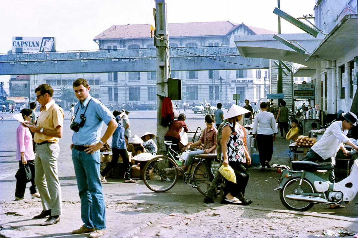 Khung cảnh nhìn từ bên ngoài bến xe buýt trung tâm, đối diện chợ Bến Thành. Cầu vượt đi bộ dẫn từ bến xe sang bùng binh Quách Thị Trang ở trước chợ. Ảnh: Mike Vogt.