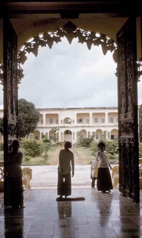 Khung cảnh nhìn từ một vòm cửa bên hông Tòa thánh. Ảnh: Vietnam Center and Archive.