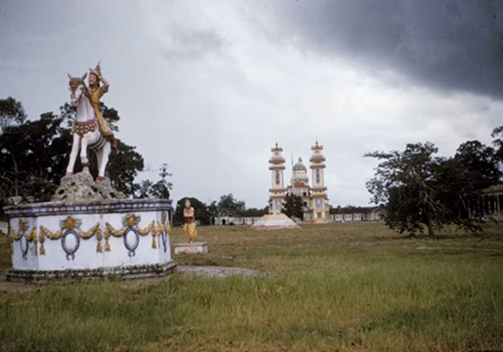 Tượng Đức Phật thời trẻ ngồi trên lưng ngựa đi tìm đạo ở sân Đại Đồng Xã, trong khuôn viên Tòa thánh Tây Ninh. Ảnh: Vietnam Center and Archive.