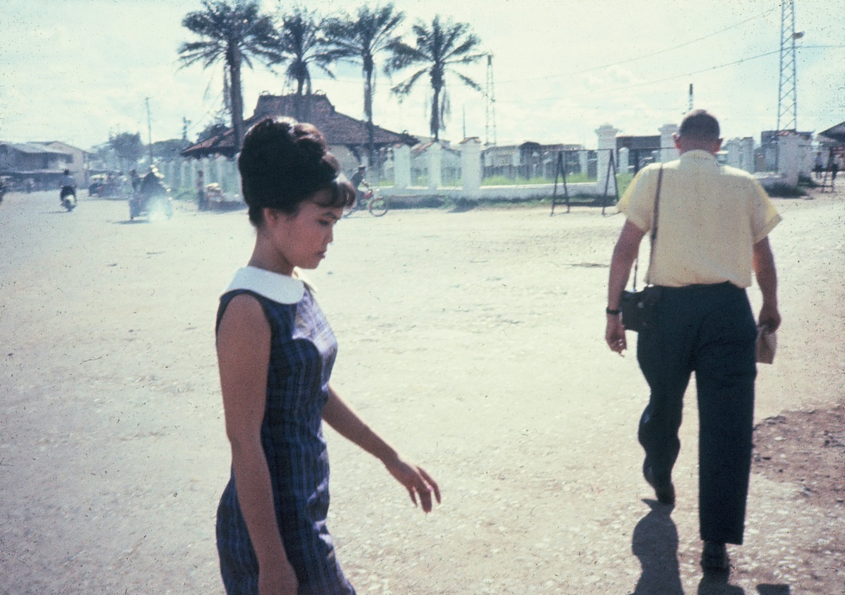 Người đep đi ngang qua Lăng Cha Cả, gần sân bay Tân Sơn Nhất. Ảnh: Dale Ellingson.