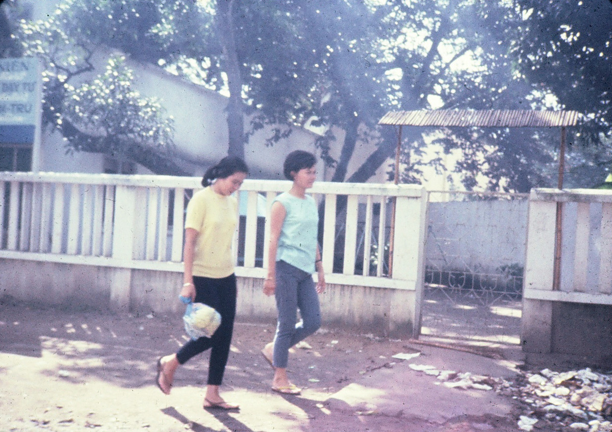 Hai cô gái trên đường từ tiệm tạp hóa về nhà. Ảnh: Dale Ellingson.