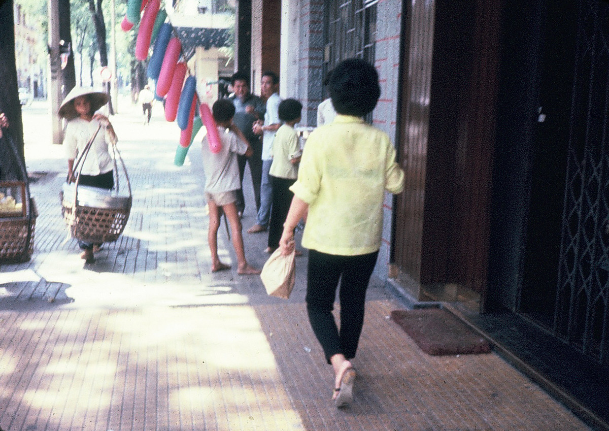Người phụ nữ trên đường Tự Do (nay là Đồng Khởi). Ảnh: Dale Ellingson.