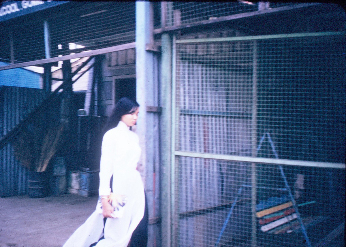 Tà áo dài làm bứng sáng một góc phố. Ảnh: Dale Ellingson.