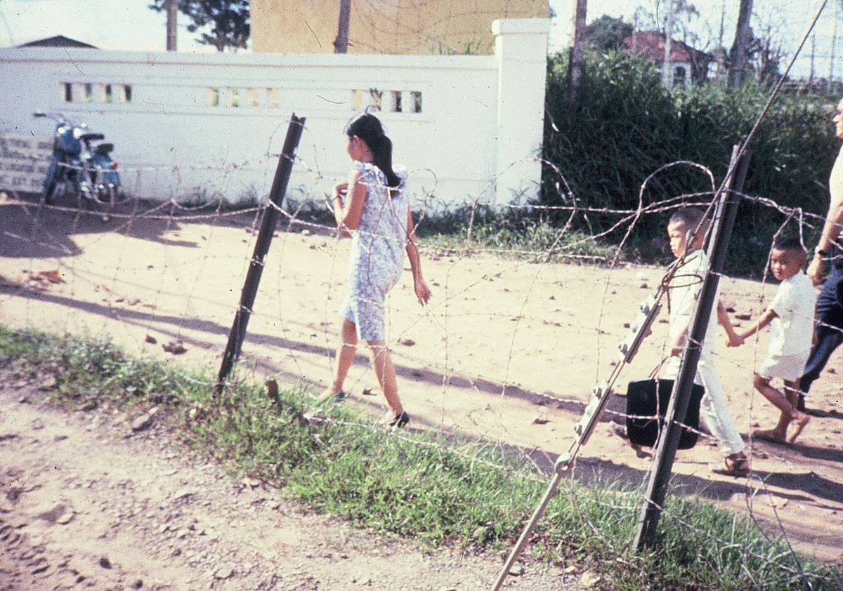 Cô gái bên ngoài hàng rào thép gai. Ảnh: Dale Ellingson.