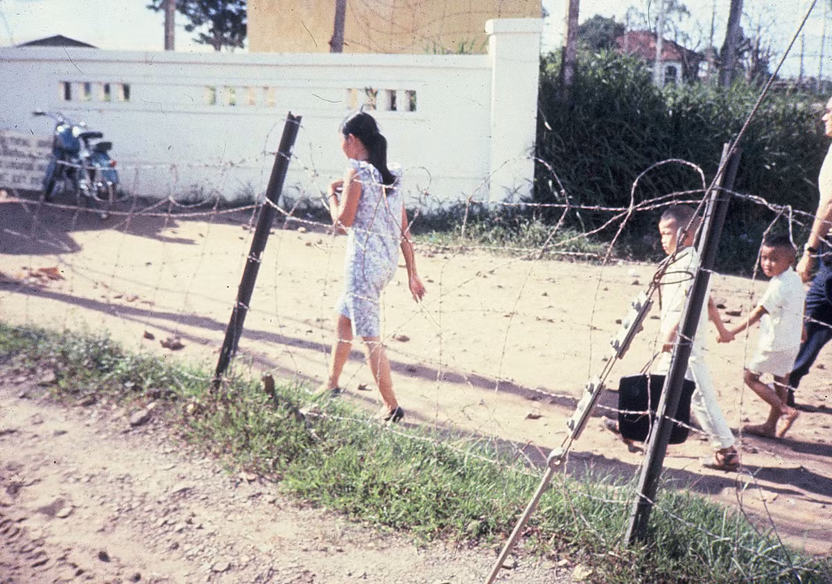 Cô gái bên ngoài hàng rào thép gai. Ảnh: Dale Ellingson.