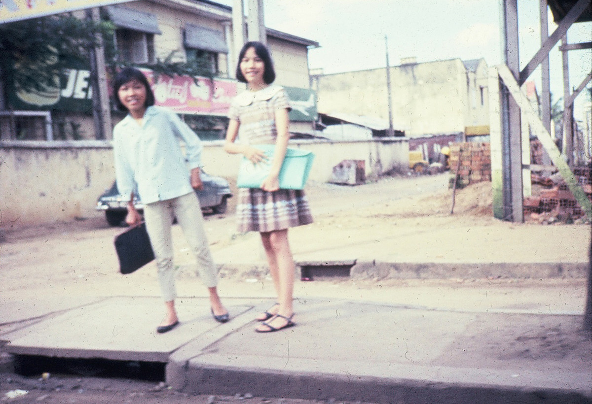 Hai nữ sinh Sài Gòn hớn hở trước ống kính máy ảnh. Ảnh: Dale Ellingson.