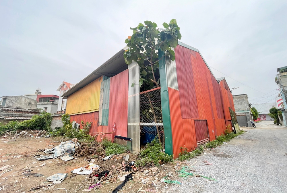 Thực tế ghi nhận của PV Báo Tri thức và Cuộc sống ngày 16/11/2023, tại khu đất mà Công ty TNHH Điệp Linh (trước là Công ty TNHH Hiền Kỳ Anh) hiện hữu hai nhà kho, xưởng lớn. Một trong hai nhà kho này là của ông Đ.Q.H. được công ty cho thuê từ năm 2010 để làm xưởng sửa chữa ô tô (diện tích 250m2, có nêu trong Kết luận Thanh tra).