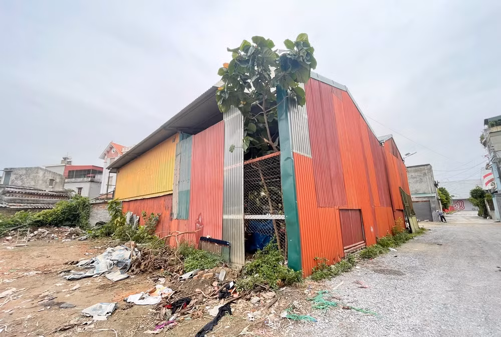 Thực tế ghi nhận của PV Báo Tri thức và Cuộc sống ngày 16/11/2023, tại khu đất mà Công ty TNHH Điệp Linh (trước là Công ty TNHH Hiền Kỳ Anh) hiện hữu hai nhà kho, xưởng lớn. Một trong hai nhà kho này là của ông Đ.Q.H. được công ty cho thuê từ năm 2010 để làm xưởng sửa chữa ô tô (diện tích 250m2, có nêu trong Kết luận Thanh tra).