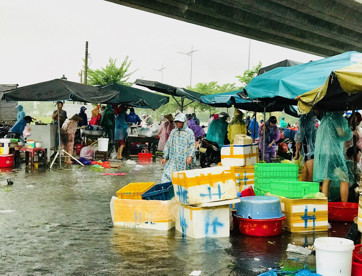 Su dung thuc pham mua mua bao, ngap lut sao cho an toan?