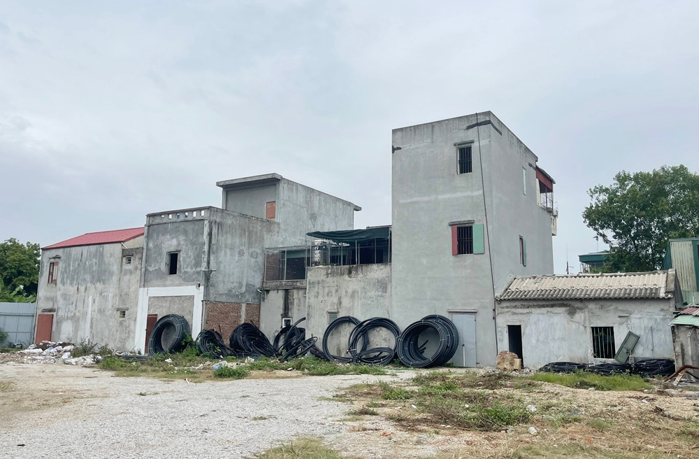 Tại thời điểm thanh tra, diện tích sử dụng đúng mục đích 205m2; diện tích sử dụng không đúng mục đích 250m2 nhà kho; diện tích 365m2 đất, công ty tự ý chuyển nhượng cho 04 hộ gia đình, cá nhân để làm nhà ở công nhân, thời điểm chuyển nhượng từ năm 2010-2014, đã thu của 4 hộ là 315 triệu đồng.