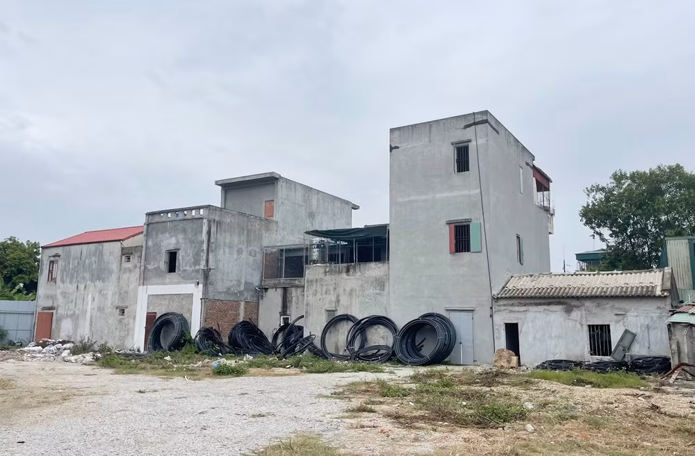 Tại thời điểm thanh tra, diện tích sử dụng đúng mục đích 205m2; diện tích sử dụng không đúng mục đích 250m2 nhà kho; diện tích 365m2 đất, công ty tự ý chuyển nhượng cho 04 hộ gia đình, cá nhân để làm nhà ở công nhân, thời điểm chuyển nhượng từ năm 2010-2014, đã thu của 4 hộ là 315 triệu đồng.