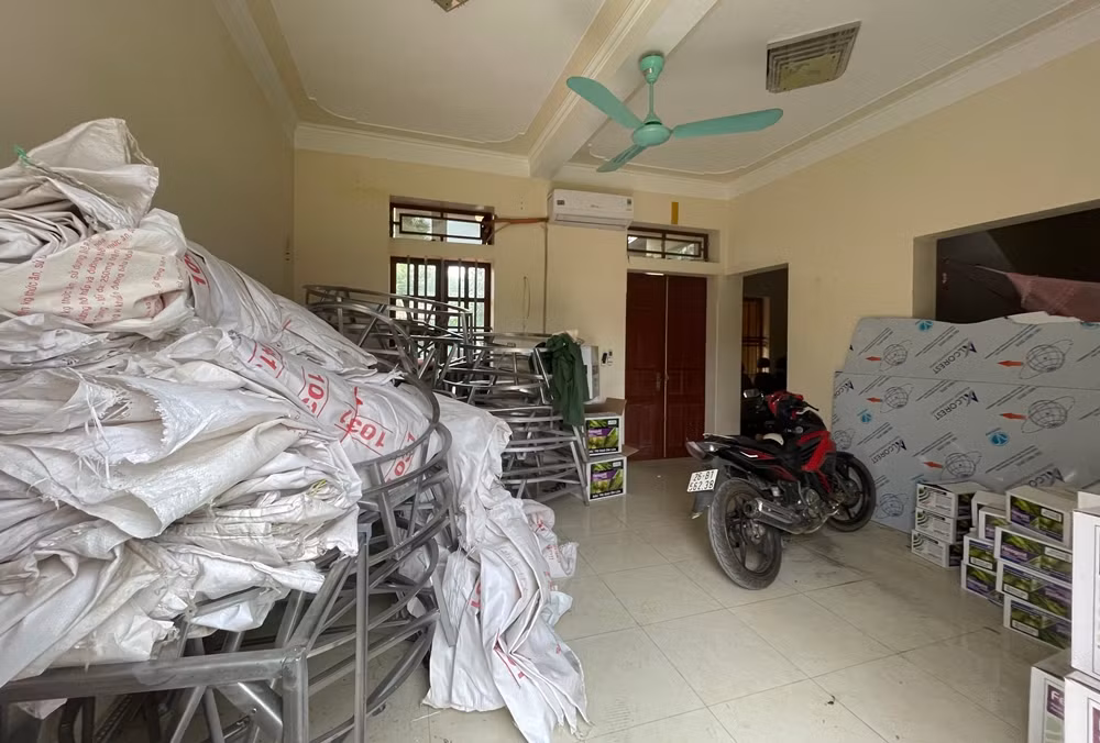 Tầng 1 của căn nhà được tận dụng để làm nơi chứa đồ đạc.