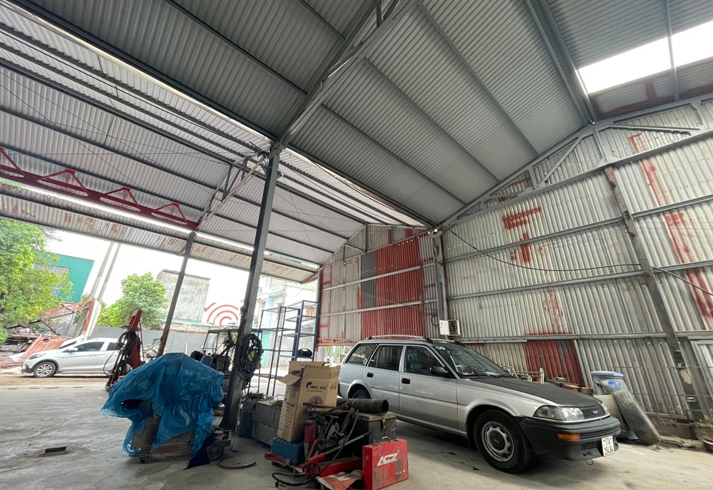 Nói với PV, ông Đ.Q.H (chủ xưởng ô tô) cho biết, hợp đồng thuê đất của ông với Công ty TNHH Hiền Kỳ Anh (nay là Công ty TNHH Điệp Linh) là 24 năm (đến nay còn 12 năm). Ông H. cho rằng, bản thân không được công ty cho biết vào năm 2016 khu đất bị kết luận vi phạm nên gia đình vẫn dốc hết vốn liếng để đầu tư, sửa chữa nhà xưởng. Dù vậy, ông H. khẳng định gia đình sẽ chấp hành yêu cầu của cơ quan chức năng, các quy định của pháp luật, di dời nhà xưởng đi nơi khác.