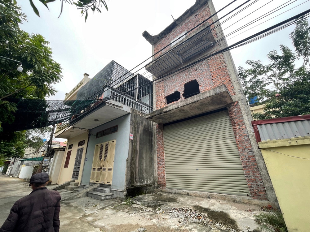 04 hộ gia đình, cá nhân nhận chuyển nhượng tại vị trí đường ven sông Bạch đã làm nhà ở riêng lẻ kiên cố từ 2 đến 3,5 tầng. Việc chuyển nhượng đất có 2 trường hợp từ thời điểm trước khi UBND tỉnh Thái Bình ký quyết định cho công ty thuê đất nhưng không báo cáo cơ quan nhà nước có thẩm quyền. Ngoài ra, công ty còn cho 1 cá nhân là cán bộ công ty cải tạo 1 gian nhà 75m2 liền kề với 04 hộ để ở.