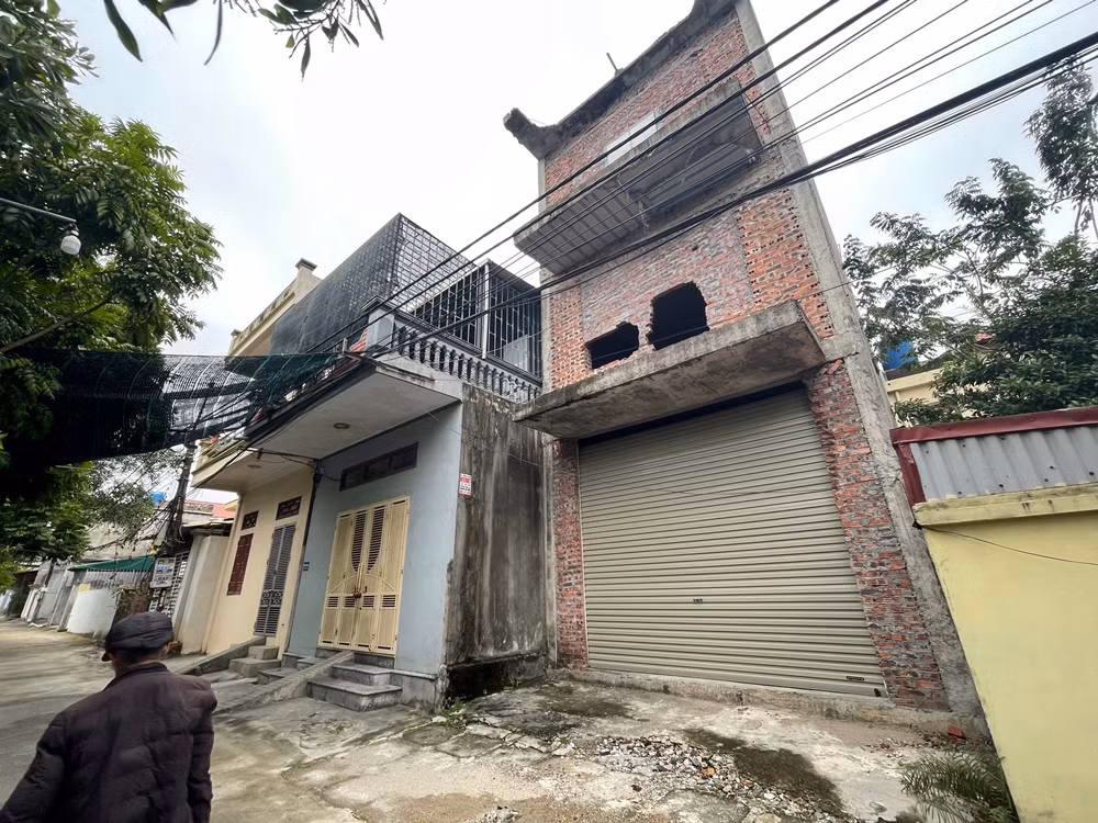 04 hộ gia đình, cá nhân nhận chuyển nhượng tại vị trí đường ven sông Bạch đã làm nhà ở riêng lẻ kiên cố từ 2 đến 3,5 tầng. Việc chuyển nhượng đất có 2 trường hợp từ thời điểm trước khi UBND tỉnh Thái Bình ký quyết định cho công ty thuê đất nhưng không báo cáo cơ quan nhà nước có thẩm quyền. Ngoài ra, công ty còn cho 1 cá nhân là cán bộ công ty cải tạo 1 gian nhà 75m2 liền kề với 04 hộ để ở.