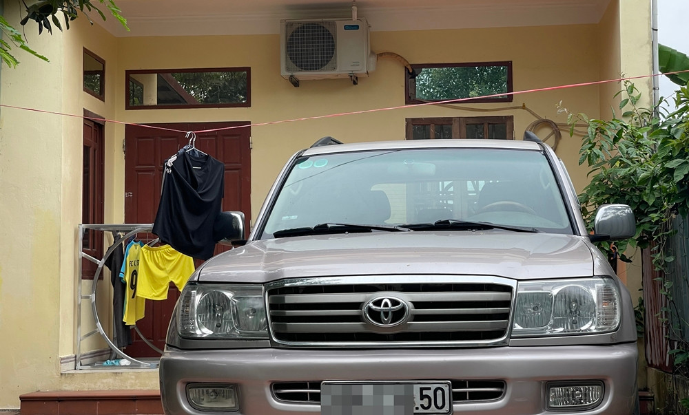 Một ngôi nhà khác vẫn có người sinh hoạt bên trong.