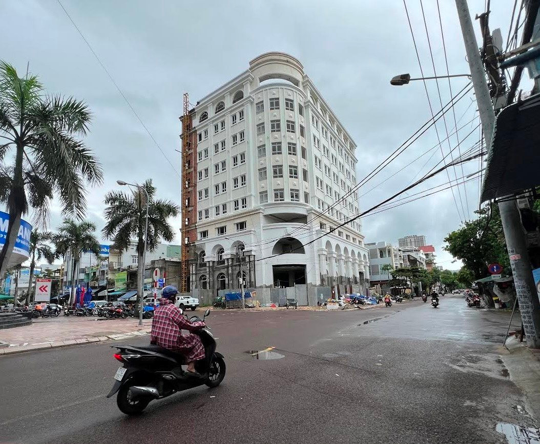 Năm 2014, dự án được Sở Xây dựng tỉnh Bình Định cấp phép với quy mô xây dựng gồm 44 phòng khách sạn hạng 3 sao, 1 khuôn viên nhà hàng tiệc cưới với sức chứa 1.250 khách và 1 cửa hàng kinh doanh dịch vụ đồ uống. (Ảnh: Công Lý).