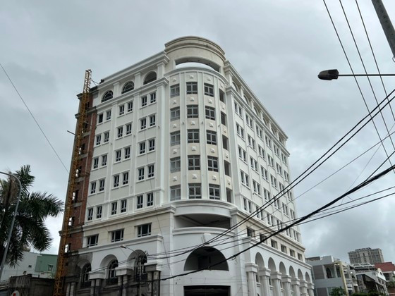 Ngày 23/08/2019, UBND tỉnh Bình Định đã phê duyệt chủ trương điều chỉnh quy mô dự án khách sạn Kim Triều từ 8 lên 10 tầng, bỏ kế hoạch xây dựng trung tâm tổ chức tiệc cưới. Dù vậy sau gần 10 năm, tốc độ thi công dự án vẫn trì trệ, cầm chừng khiến công trình dang dở. (Ảnh: SGGP).