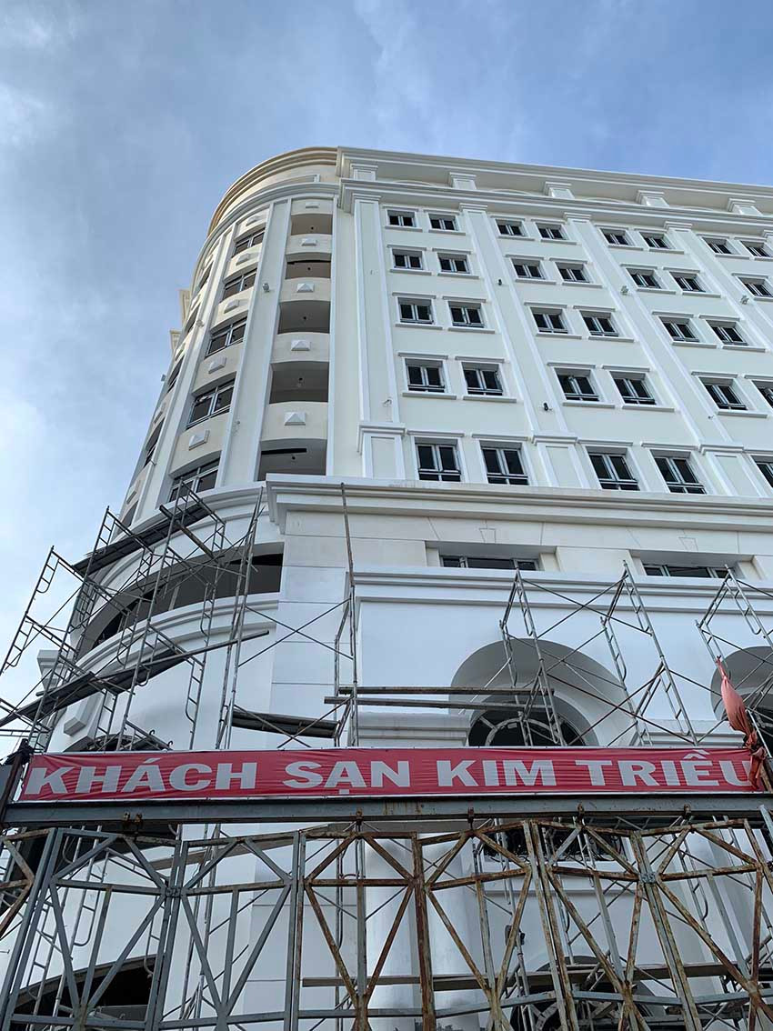 Trước đó, Cơ quan CSĐT Công an tỉnh Bình Định đã ra quyết định khởi tố vụ án, khởi tố bị can và bắt tạm giam 4 tháng đối với bà Huỳnh Thị Sen - Giám đốc Công ty CP Kim Triều, để điều tra về tội "lạm dụng tín nhiệm chiếm đoạt tài sản".