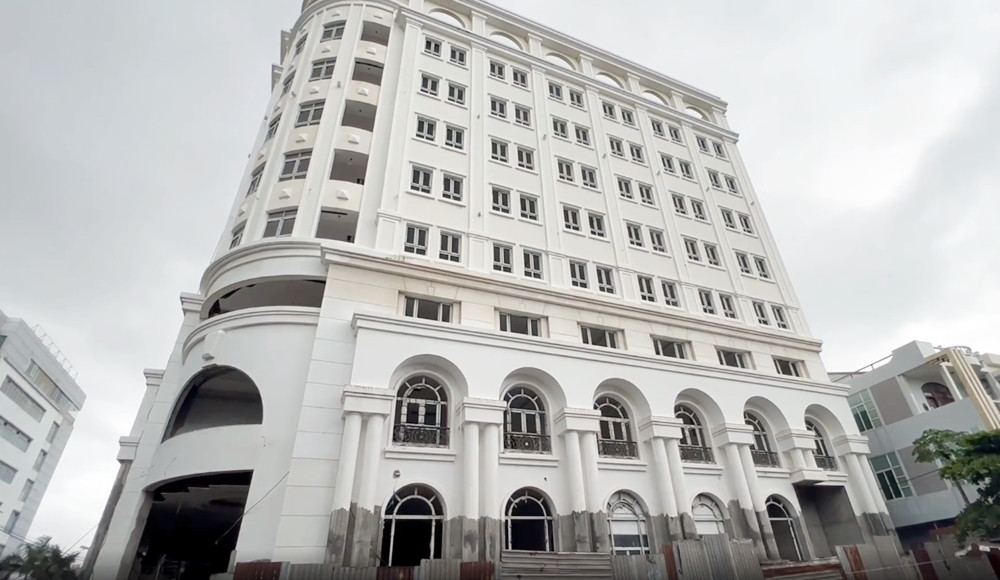 Dự án Khách sạn - Trung tâm tiệc cưới Kim Triều nằm trên khu "đất vàng" thi công gần 10 năm chưa xong. (Ảnh: Dân Việt).